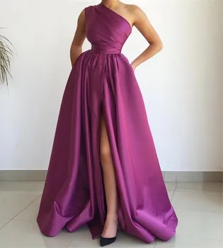 Rochii De Seara Elegante 2021 Violet Pe Un Umăr O-Linie Laterală Fantă Satin Plisat Petrecere Bal Rochie Vestidos De Fiesta De Noche