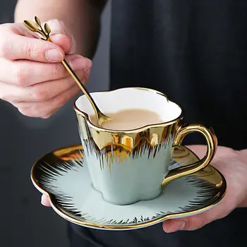 Europene ceramice cești de cafea pictate de aur cești și farfurioare setați limba engleză flori cești de ceai pentru high-end cupluri cadou cești și farfurioare